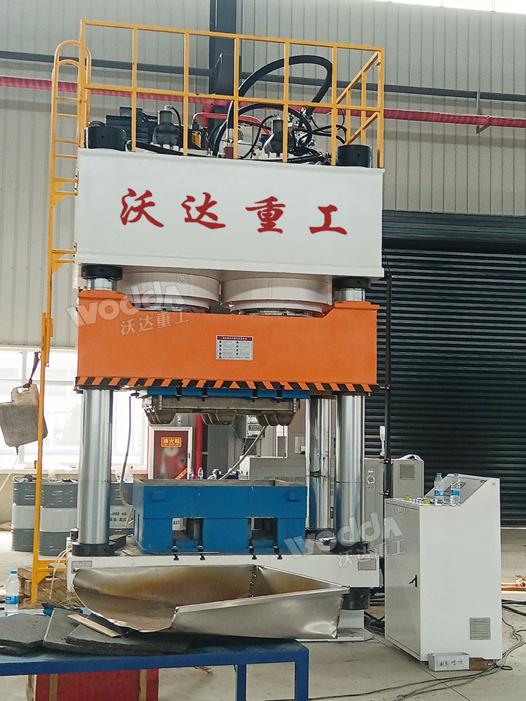 1600噸木屑托盤成型液壓機(jī)現(xiàn)場(chǎng).jpg